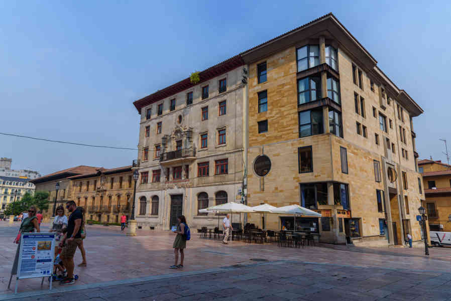 Oviedo 007 - plaza de la Catedral.jpg